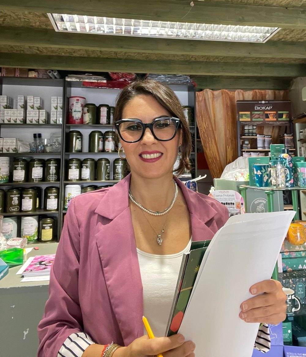 La Dr.ssa Debora Usai nella sua erboristeria